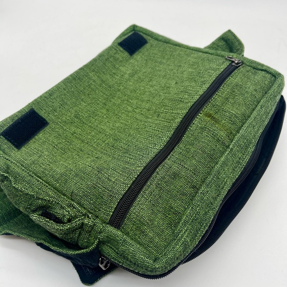 Chic Green Crossbody Bag with Spiral Accent, Handmade Multi-pocket EverydayBag - Picture 5 of 15